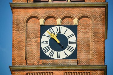 MARIBOR, SLOVENIA, 19 Mayıs 2018: Maribor, Slovenya 'daki Fransisken Kilisesi' nin kule saati.