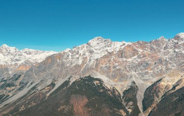 Dolomitler 'in dağları üzerindeki hava manzarası kış boyunca karla kaplı..