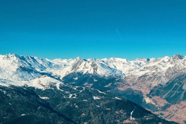 Dolomitler 'in dağları üzerindeki hava manzarası kış boyunca karla kaplı..