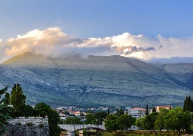 TREBINJE, BOSNIA VE HERZEGOVINA, 13 Haziran 2018: Bosna-Hersek 'in Trebinje kentindeki Leotar Dağı üzerindeki bulutlar.