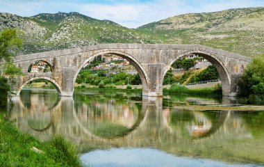 Bosna-Hersek 'in Trebinje kentindeki Arslanagica Köprüsü.