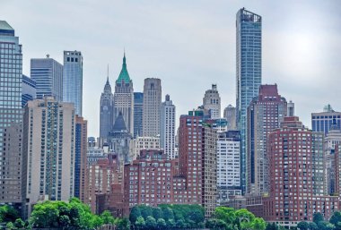 NEW YORK CITY, ABD, 28 Mayıs 2017: Manhattan silueti New York City, ABD 'de bulutlu bir günde Hudson tarafından izlendi.