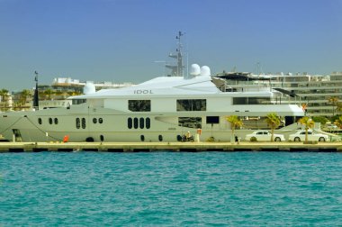 IBIZA, İspanya, 18 Temmuz 2018: İbiza, İspanya 'daki İbiza Kasabası' nda limanda demirlemiş lüks bir yat.