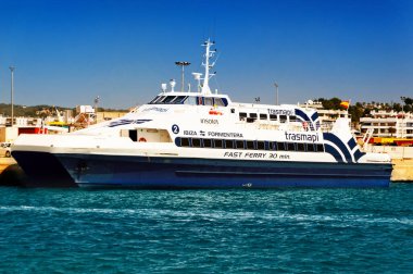 IBIZA, İspanya, 18 Temmuz 2018: İbiza 'dan Formentera' ya hızlı feribot seferleri İbiza Kasabası veya İspanya 'nın İbiza kentindeki Eivissa limanında demirledi..