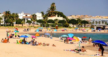 CAMBRILS, İspanya, 16 Ağustos 2017: İspanya 'nın Cambrils kentindeki sıcak yaz gününde kumlu plajda insanlar.