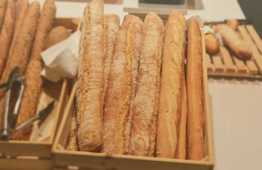 Kahvaltıda taze çıtır ekmekler..