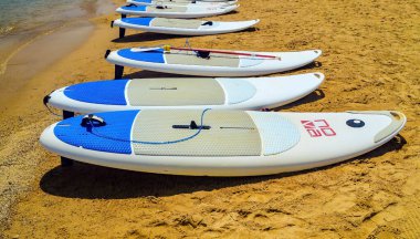 CAMBRILS, İspanya, 18 Ağustos 2017: Cambrils, İspanya 'da sörf tahtaları