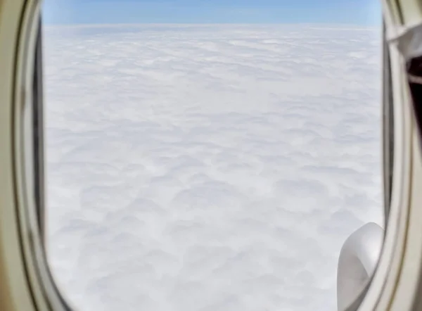 喷气式发动机和多云的天空上的飞机窗口 — 图库照片