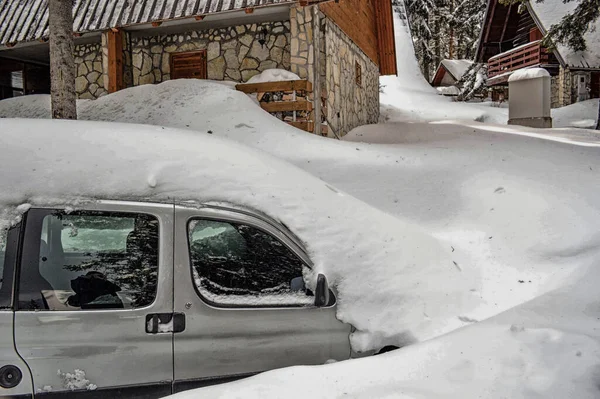 High Mountain Village Car Resting Buried Deep Snow Waiting Warmer — Stock Photo, Image