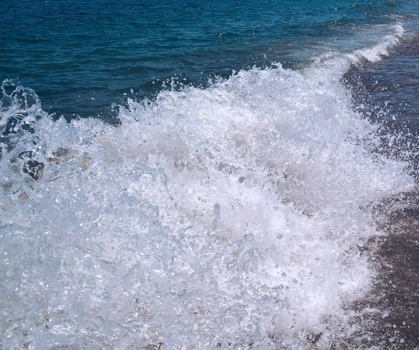 Deniz Dalgaları Kıyıya Vuruyor Rüzgarlı Deniz Ezici Güçlü Dalgalar Yaratır — Stok fotoğraf