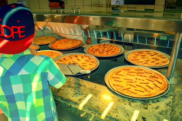 Creta Grecia Luglio 2015 Ragazzo Sta Prendendo Una Pizza Appena — Foto Stock