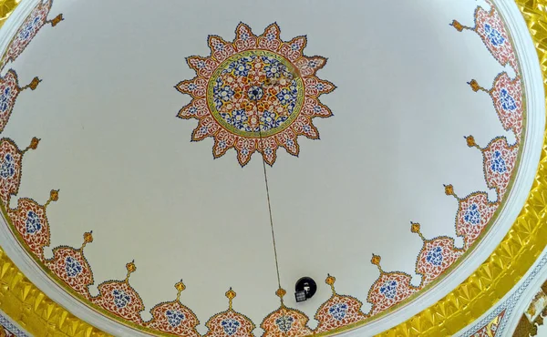 İSTANBUL, TURKEY, Nisan 04 2015: İstanbul Topkapı Sarayı 'ndaki tavan süslemesi.  