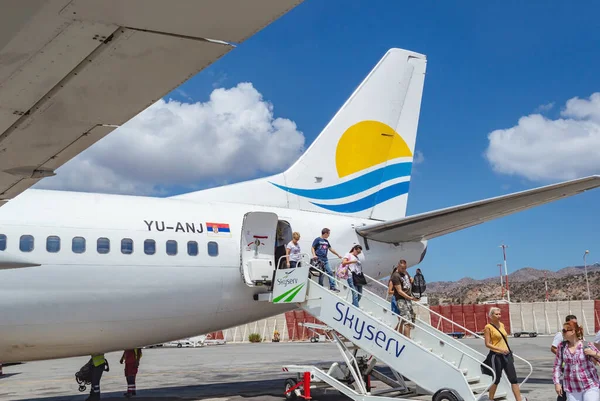 CHANIA, GREECE, 15 Ağustos 2016: Yunanistan 'ın Girit kentindeki Chania Uluslararası Havaalanı' nda Aviolet Boeing 737-300 'ün arka çıkışında inen yolcular.
