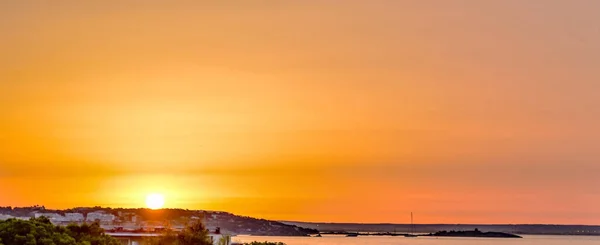 스페인 인기있는 휴양지 그달프에서 초여름 아침에 뜨면서 하늘이 변하고 — 스톡 사진