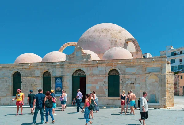 2016年8月19日在希腊克里特岛Chania的Chania清真寺前 — 图库照片