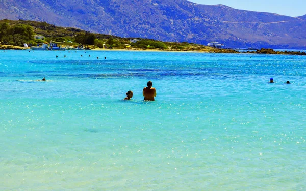 Crete Griechenland August 2016 Menschen Baden Türkisfarbenen Wasser Des Strandes — Stockfoto