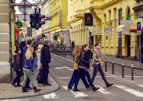 Zagreb Croácia Março 2018 Pessoas Passagem Pedestres Zagreb Croácia — Fotografia de Stock
