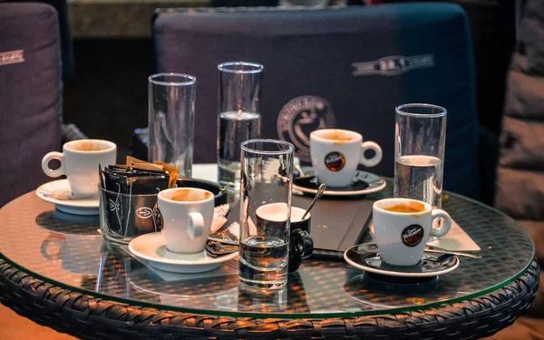 ZAGREB, CROATIA, 10 Mart 2018: Hırvatistan 'ın Zagreb kentinde sabah kahvesini içtikten sonra masaya su bırakılmış kahve fincanları ve bardaklar.