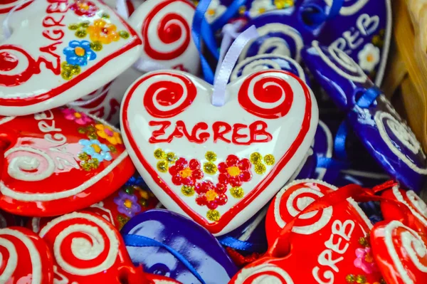 ZAGREB, CROATIA, 10 Mart 2018: Geleneksel hatıralar, tipik Zagreb ve Hırvatistan için. 