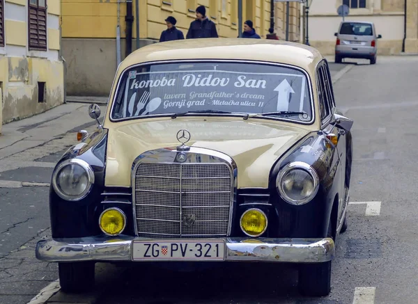 Zagreb Kroatien März 2018 Ein Alter Mercedes Benz Als Werbeständer — Stockfoto