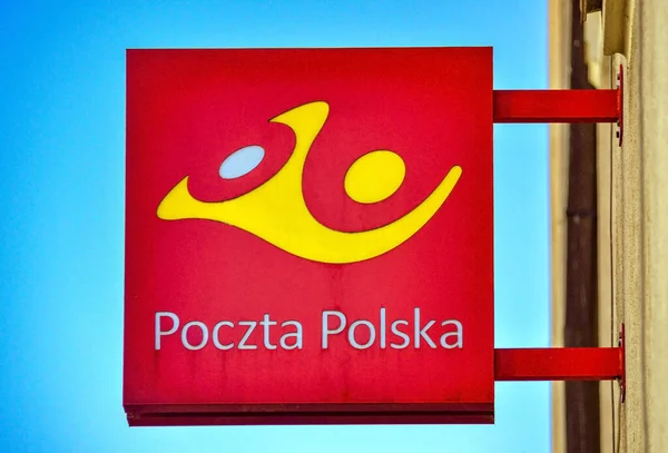 ワルシャワ ポーランド 2018年4月6日 ポーランドのワルシャワにある建物の壁に掛けられた看板にポーランド郵便局のロゴ — ストック写真