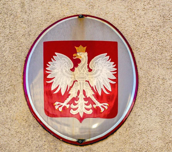 Waarschuwing Polen April 2018 Een Metalen Tafel Met Poolse Wapenschilden — Stockfoto