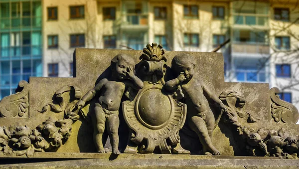 Warszawa Polska Kwietnia 2018 Dekoracyjna Rzeźba Nagrobku Starym Cmentarzu Żydowskim — Zdjęcie stockowe