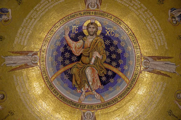 BELGRAD, SERBIA, Sırbistan 'ın Belgrad kentindeki Saint Sava kilisesinde tavan süslemesi.