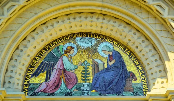 MARIBOR, SLOVENIA, 19 Mayıs 2018: Slovenya 'nın Maribor kentindeki Fransisken Kilisesi' nin duvar resimli dekoratif kemeri.