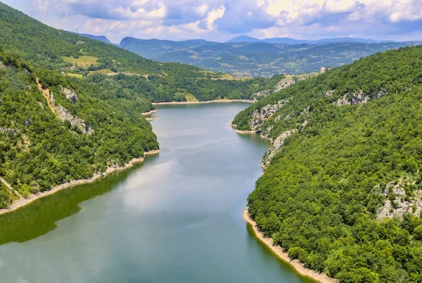 Bosna-Hersek 'in Banja Luka kenti yakınlarındaki Bocac Gölü üzerinde güneşli bahar günü hava manzarası.