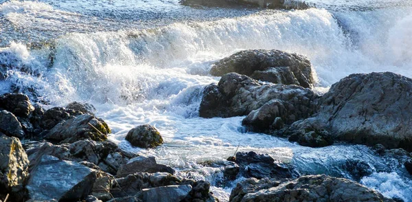 Водопад Горной Реки Пеной Раннее Весеннее Время — стоковое фото