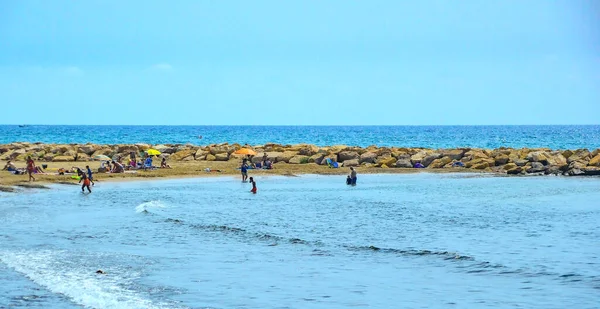 Cambrils Ισπανια Αυγούστου 2017 Άνθρωποι Στην Παραλία Κατά Διάρκεια Της — Φωτογραφία Αρχείου