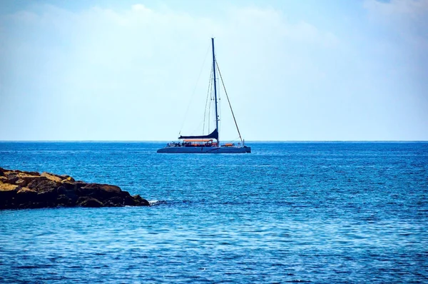 Cambrils Spanyolország Augusztus 2017 Egy Jacht Halad Közel Sziklás Köpeny — Stock Fotó