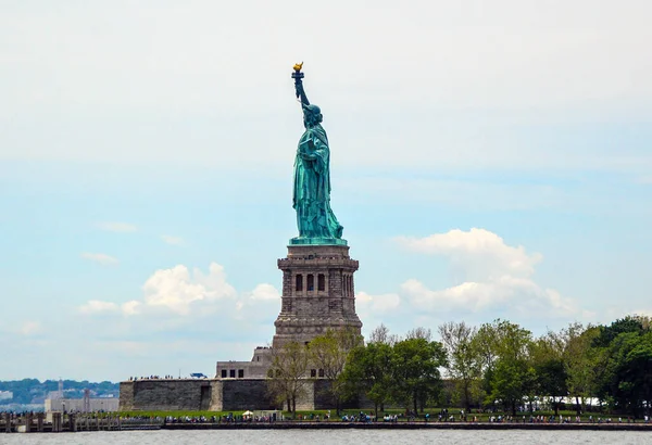 2017年5月28日アメリカ ニューヨーク市 春の曇りの日の自由の女神の眺め ロイヤリティフリーのストック画像