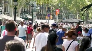 BARCELONA, İspanya, 13 Ağustos 2018: Barcelona yaz günü boyunca Barcelona sokaklarında insanlar. 