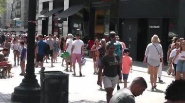BARCELONA, İspanya, 13 Ağustos 2018: Barcelona yaz günü boyunca Barcelona sokaklarında insanlar. 