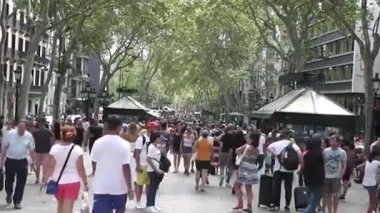 BARCELONA, İspanya, 13 Ağustos 2018: Barcelona yaz günü boyunca Barcelona sokaklarında insanlar. 