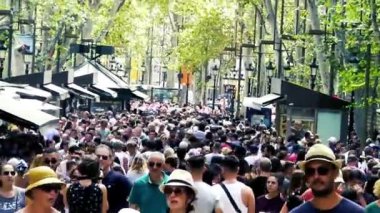 BARCELONA, SPAIN, 13 Ağustos 2018: İspanya 'nın Barcelona kentinin en popüler turistik merkezlerinden biri olan kalabalık La Rambla caddesinin yaz sezonu sahnesi
