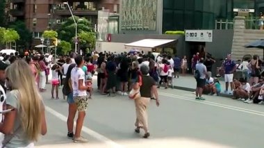BARCELONA, SPAIN, 13 Ağustos 2018: İspanya 'nın Barselona kentinde bir yaz günü boyunca Sagrada Familila' nın önündeki caddede turist grupları.