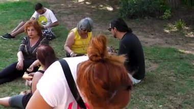 BARCELONA, SPAIN, 13 Ağustos 2018: Yorgun turistler Barcelona, İspanya 'da Sagrada Familia yakınlarındaki parkta atıştırma ve dinlenme zamanı.