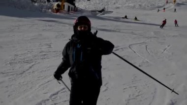 SOELDEN, AUSTRIA, Ocak 08 2018: Bir bayan kayakçı gökyüzünden geçiyor ve Soelden, Avusturya 'da el sallıyor.