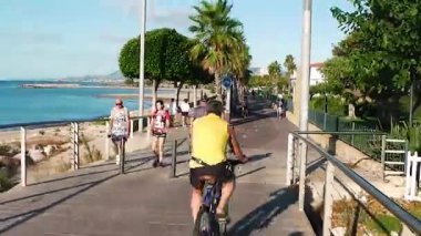 CAMBRILS, İspanya, 15 Ağustos 2018: Yaz sabahı İspanya 'nın Cambrils kentindeki deniz kenarında gezinti yapan insanlar.
