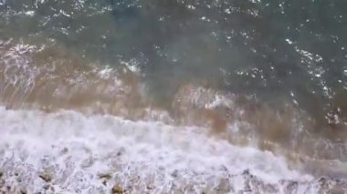 İspanya, İbiza 'da çakıl taşlarına vuran deniz dalgaları.