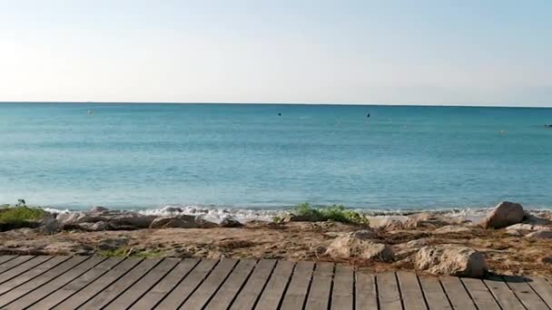 2018年8月18日 Spain 夏日清晨 海边沙滩上的风景 比几个中年人群早上在西班牙坎布里尔斯快速步行时经过的风景还要好 — 图库视频影像
