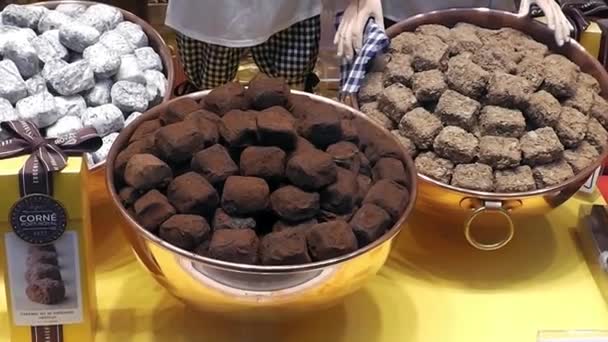 ブリュッセル ベルギー 2018年11月3日 ベルギーのブリュッセルのショップウィンドウとして公開された美しいベルギーのチョコレート製品 — ストック動画