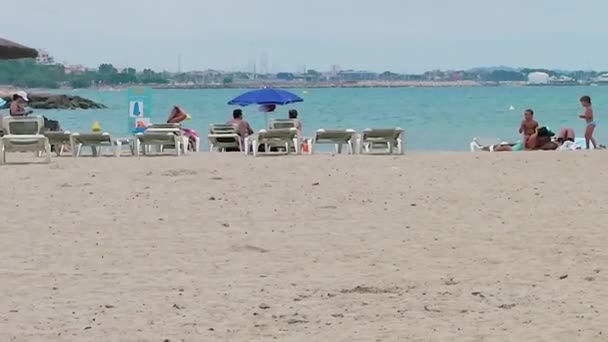 Кембрилс Испания Августа 2018 Года Семья Пляже Время Летнего Отдыха — стоковое видео