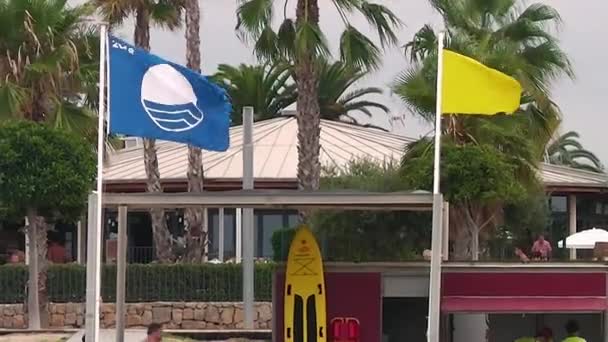 Cambrils Ισπανια Αυγούστου 2018 Σημαία Της Γαλάζιας Θάλασσας Και Του — Αρχείο Βίντεο