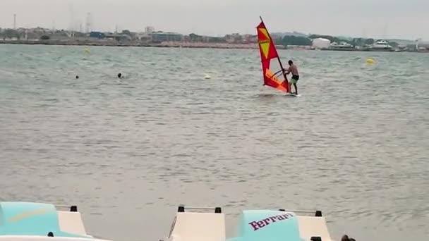 Cambrils Spanien August 2018 Ein Mann Segelt Auf Einem Surfbrett — Stockvideo