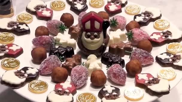 ブリュッセル ベルギー 2018年11月3日 ブリュッセルのチョコレートショップで公開されているサンタクロース お金と果物の形で様々なチョコレートの数字の休日の装飾 — ストック動画