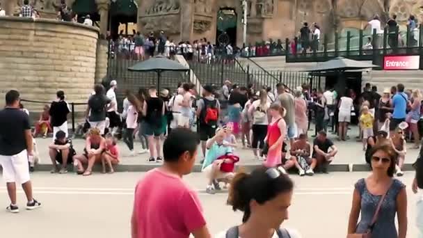 Barcelona Hiszpania Sierpnia 2018 Turyści Przed Sagrada Familia Podczas Wakacji — Wideo stockowe